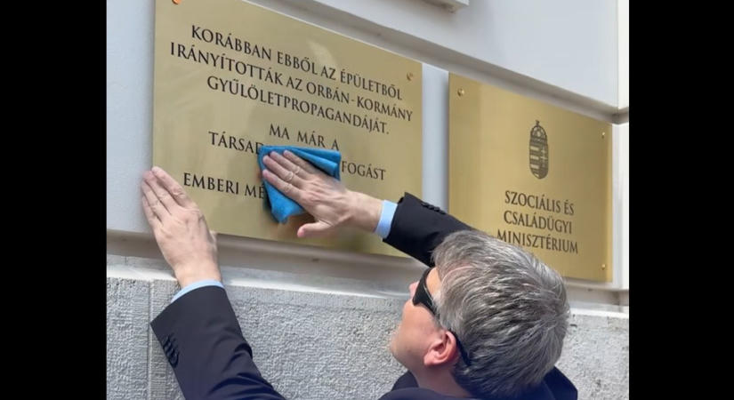 A KDNP követeli, hogy vegyék le a szociális minisztériumról a feliratot, ami szerint „ebből az épületből irányították az Orbán-kormány gyűlöletpropagandáját”