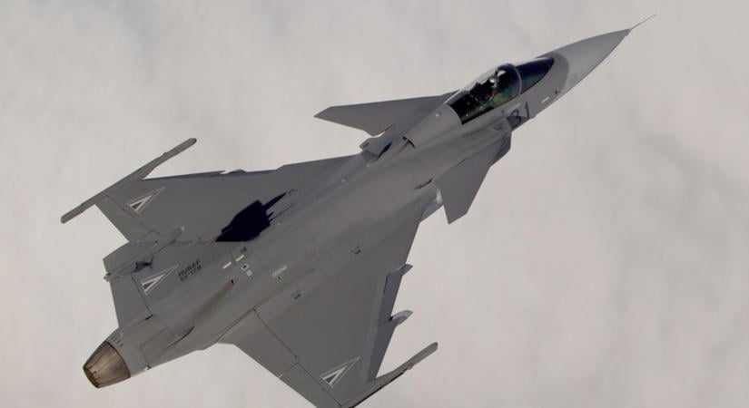 Lopott géppel szállt Paks fölé egy vakmerő pilóta, riasztották a Gripeneket szombat reggel