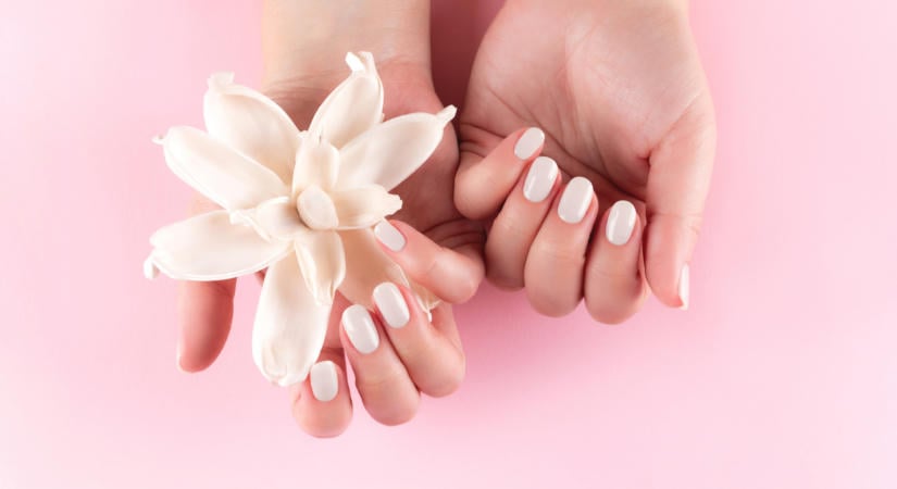 A vanilla chrome az ősz legszebb körömtrendje – minden kézen elegánsan mutat