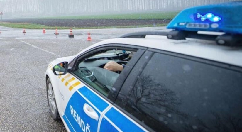 Súlyos baleset történt Vas megyében: fák közé csapódott egy személyautó