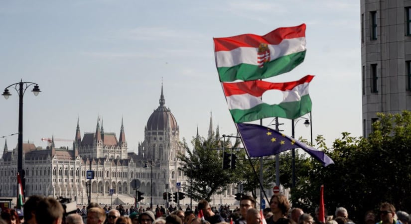 Reggel zászlófelvonás, este a Sztálin-szobor ledöntése, közben minden - élőben az 56-os forradalom 70. évfordulójáról