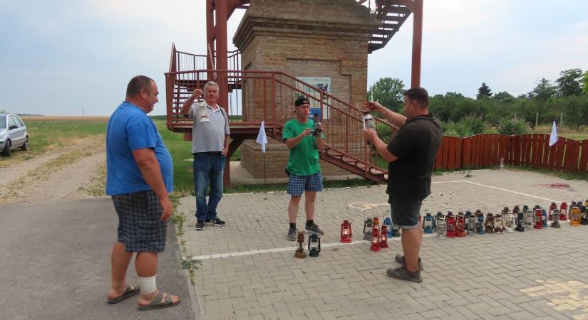 Fénybe borul a nagyéri kilátó, egy agydaganatos kislánynak gyűjtenek adományt