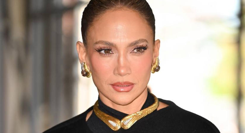 A hét szettje: Jennifer Lopez kombinéban lépett az utcára, és feltüzelte a trendet