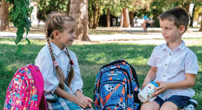Iskolatáskát és taneszközöket kapnak a háromszéki előkészítős diákok