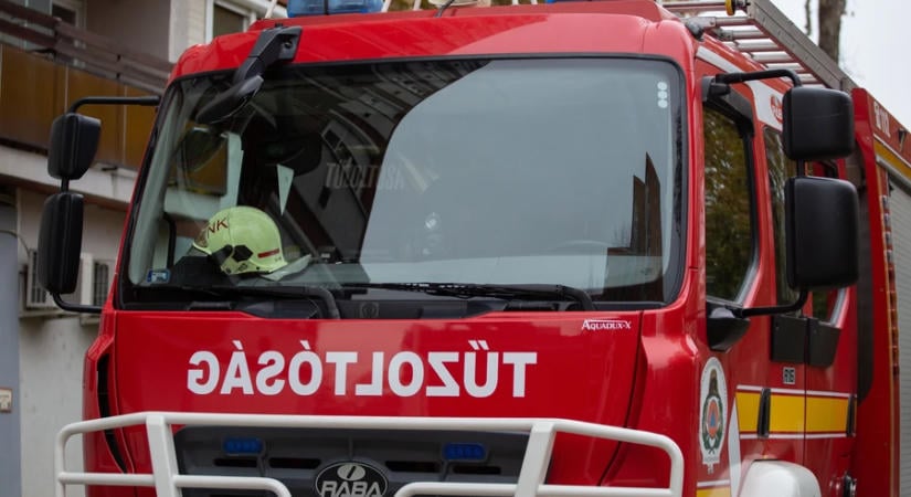 Tűz lett a fűnyírásból: villanyoszlopnak tolatott egy traktor Zalakomárnál