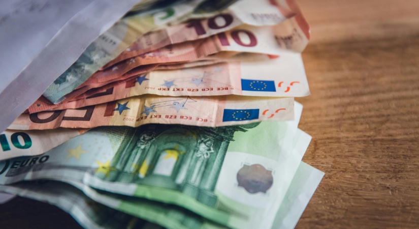 Mi történik a forinttal? Ennyit kell fizetni egyetlen euróért csütörtök reggel