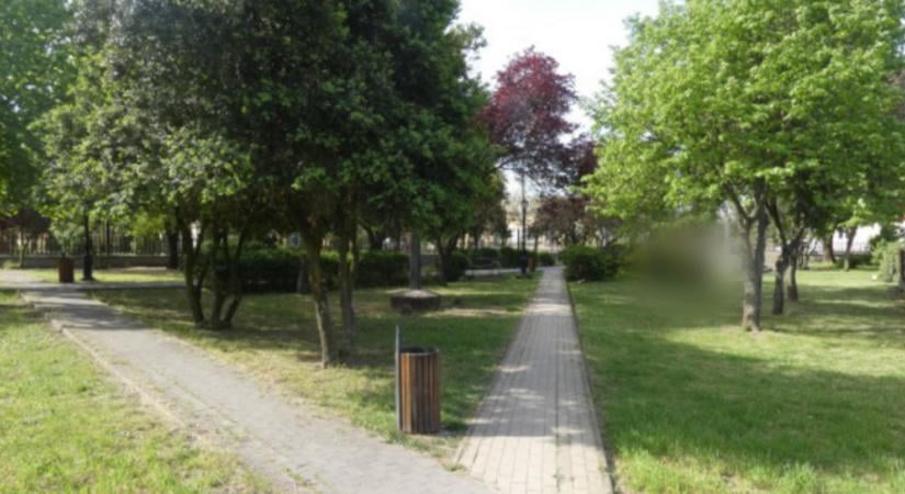 Késsel támadt egy bekristályozott nő egy járókelőre a mezőtárkányi templomkertben