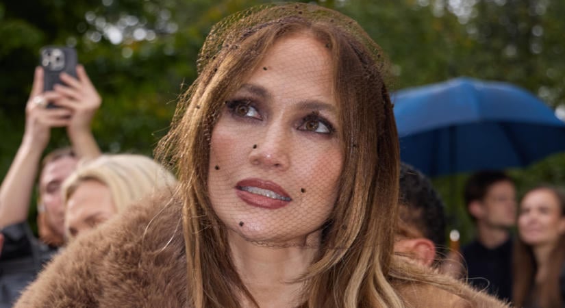 Hatalmas divatbaki: Jennifer Lopez súlyosan megszegte az etikettet a párizsi divathéten - a rajongók modortalannak tartják