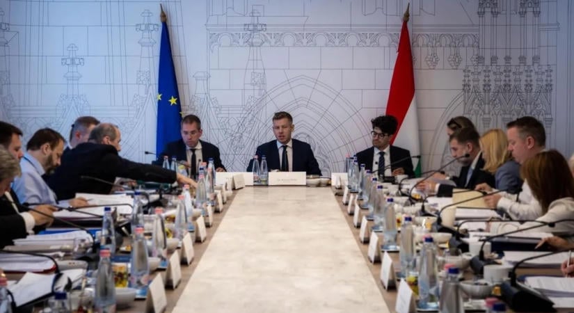 Magyar Péterék titkolóznak a kormányüléseken elhangzottakról, miközben Orbánékét nyilvánosságra hozzák