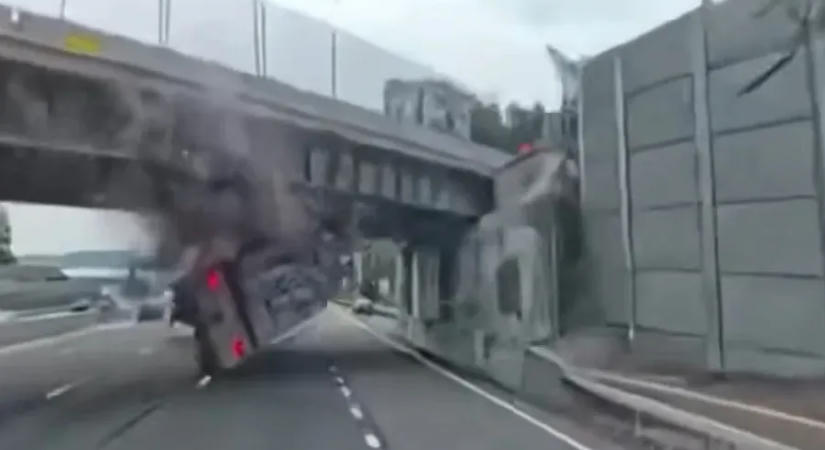 Videón, ahogy leborotválja a kamion tetejét egy New York melletti felüljáró