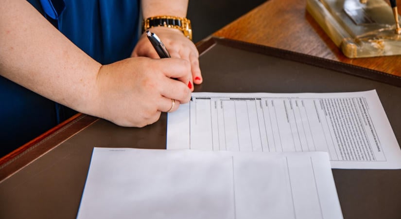 AI-generált önéletrajzok miatt visszatérnek a személyes ajánlókhoz a toborzók