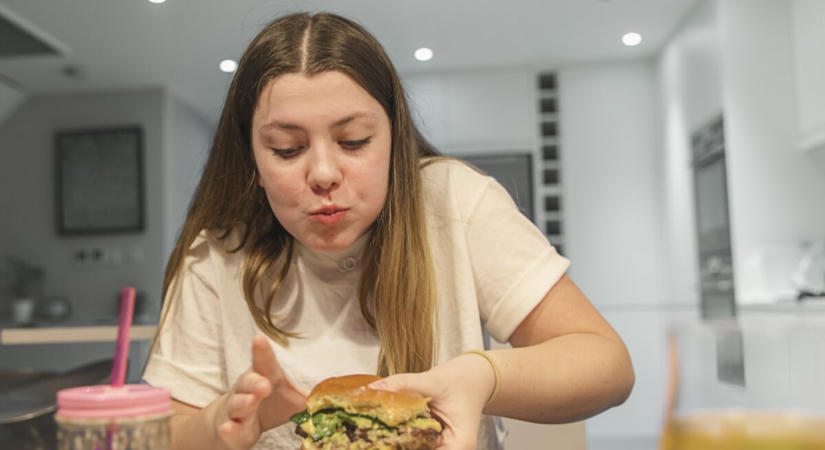 A legtöbben rosszul eszik a hamburgert, pedig egy egyszerű trükkel elkerülhető a maszatolás