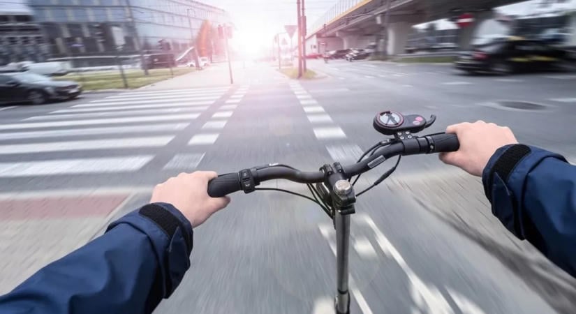 Elektromos rollerrel menekült a rendőrök elől egy kamaszfiú, 1,9 milliós bírság lett a vége
