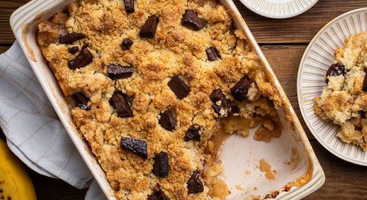 Banános-csokis crumble egyszerűen: szaftos és ropogós morzsasüti