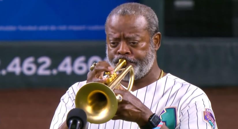 Bekrepált a trombitája, de gyorsan feltalálta magát a himnuszt játszó amerikai zenész
