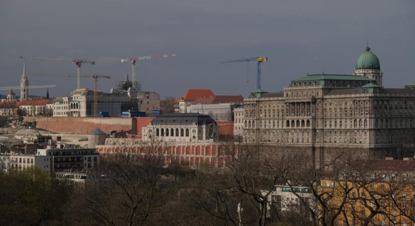 Közlekedési és Beruházási Minisztérium: nem vonulhatnak le azonnal a Budai Várból a kivitelezők