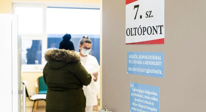 Itt vannak a friss járványadatok: majdnem 15 ezerre ugrott az új fertőzöttek száma