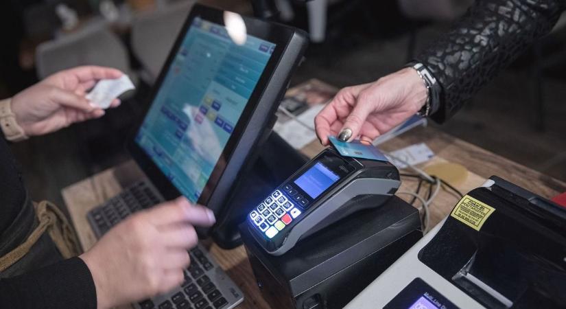 Hová tűnt a borravaló? Már az is nagy szó, ha kapnak 100 forintot! Vendéglátósok nyilatkoztak