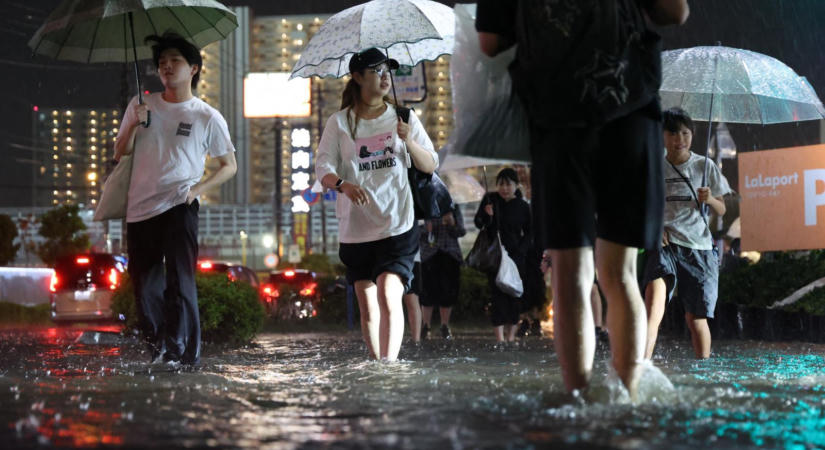 Özönvízszerű eső sújtott le Tokióra, négy ember meghalt a japán főváros keleti részén