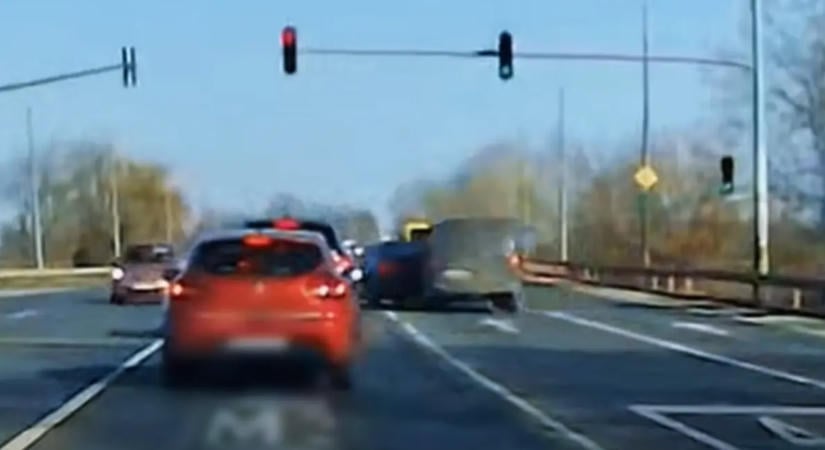 Néhány másodpercért szabálytalankodott, belerongyolt egy furgon hátulról