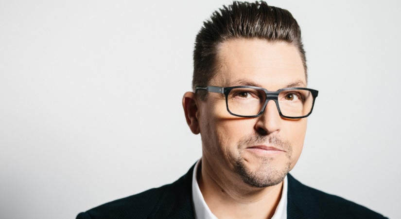 Ákos magyar szöveget írt a Holy Nighthoz új, karácsonyi lemezén, és támogatóiról is beszélt