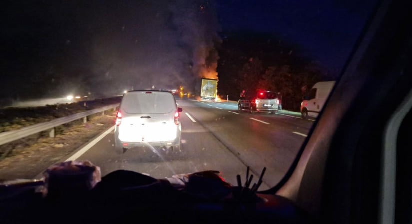 Teljes lezárás az M3-ason! Hatalmas tűz és füst, több kilométeres dugó, se ki, se be a környéken – fotóval