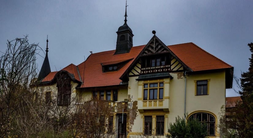 Egy elfeledett zongora és a pusztuló pompa: belestünk a nemesmagasi kastély falai közé (fotók)