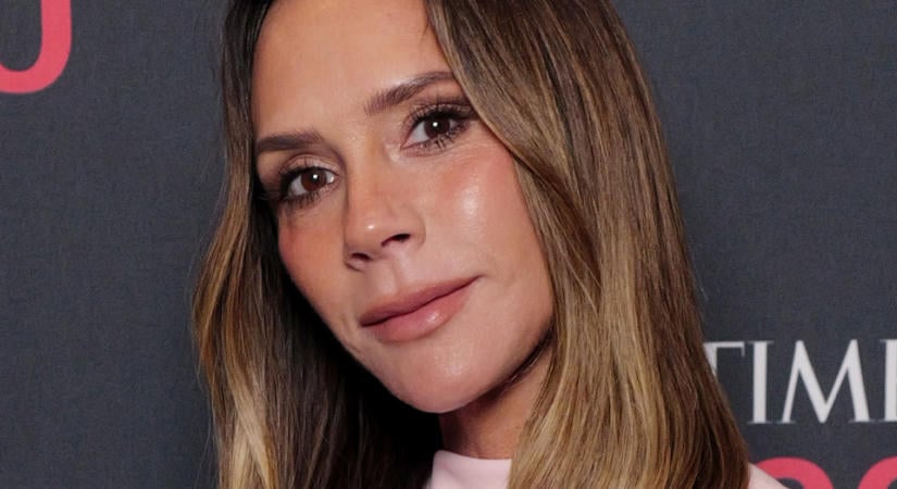 Victoria Beckham merész ruhában pózolt 15 éves lányával, Harper Beckhammel - fotó