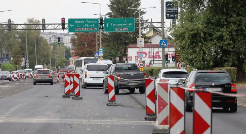 „Egyiptomban ennyi idő alatt piramisokat építettek” – elfogyott az autósok türelme Miskolcon – fotókkal