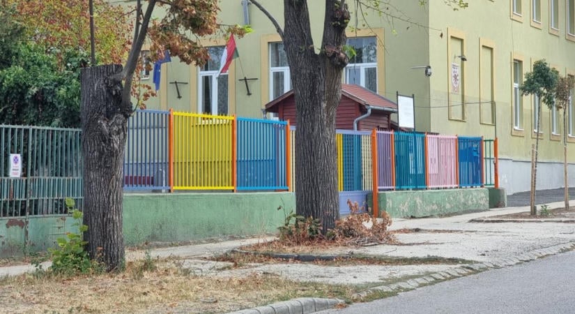 „Nemkívánatos gondolatokat ébreszthet” – színesre festett iskolakerítést kritizált egy fideszes politikus