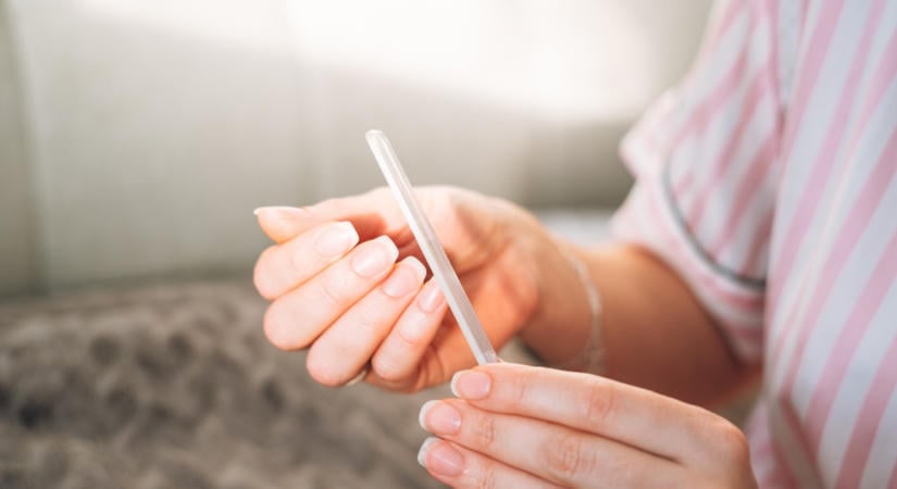 Felejtsd el a drága körömerősítőket: ez az egyszerű olaj lehet a szép körmök titka