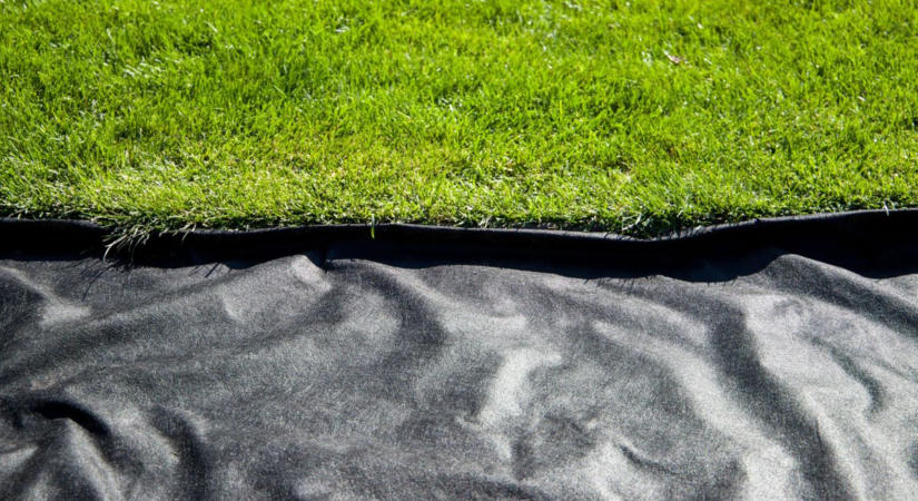 Geotextil a kertben – mutatjuk, mikor hasznos és mikor jobb elfelejteni