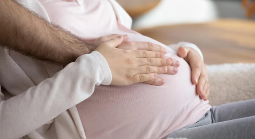 Érzi a babám, amikor megsimogatom a hasamat?