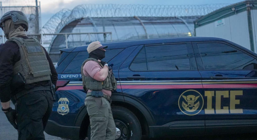 Trump szintet lépett: áramütést okozó kesztyűvel fenyíti az ICE a bevándorlókat