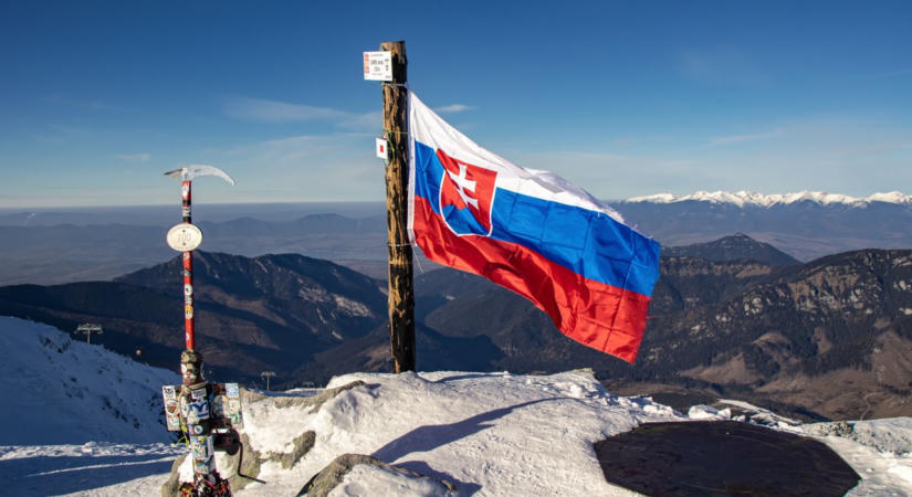 A Smer és az SNS szigorítaná az állami jelképek védelmét