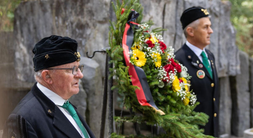 Koszorú került a bányászok sírjára - fotókon a megható pillanatok