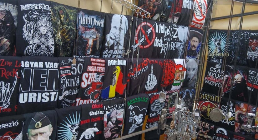 A vásárban Putyin-pólót áruló mi hazánkos politikus zokon vette, hogy nem mindenkinek tetszenek a portékái