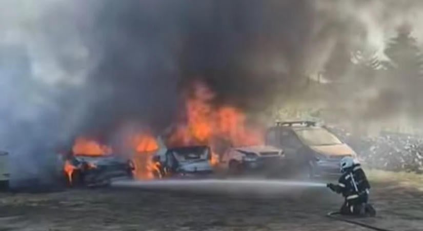 Hatalmas tűz pusztított egy nógrádi faluban, több autó is lángra kapott - videó