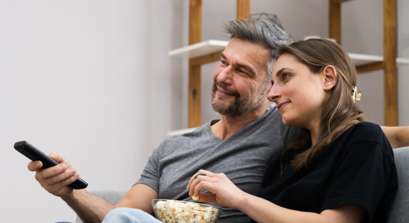 Ártalmatlan kikapcsolódás vagy veszélyes pótcselekvés? Ez történik az aggyal egy sorozatmaraton alatt