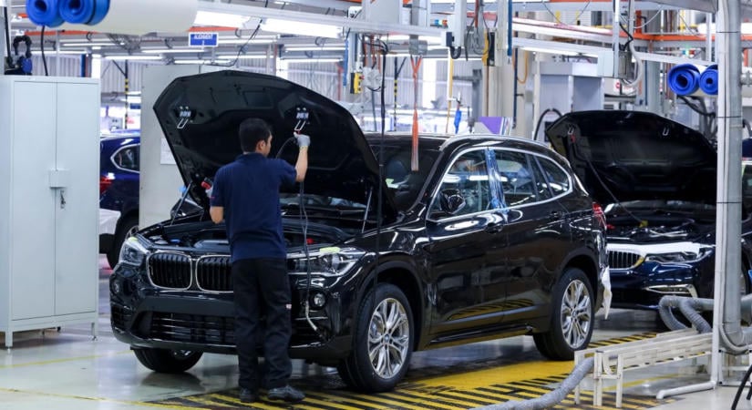 Ötezer dolgozó rohamozta meg a BMW-t, hogy menni akar: teljesen rápörögtek a több mint 200 millió forintos lelépési pénzre – azonnal léptek a bajorok