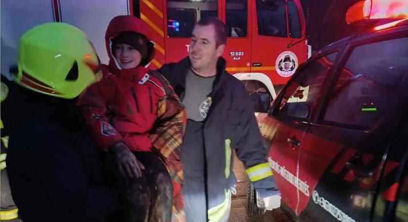 Patakba süllyedt kisfiún segítettek a sárisápi tűzoltók