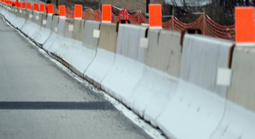 Olyan agresszívan váltott sávot az autópályán, hogy a betonelemeknek nyomta a másikat – videó