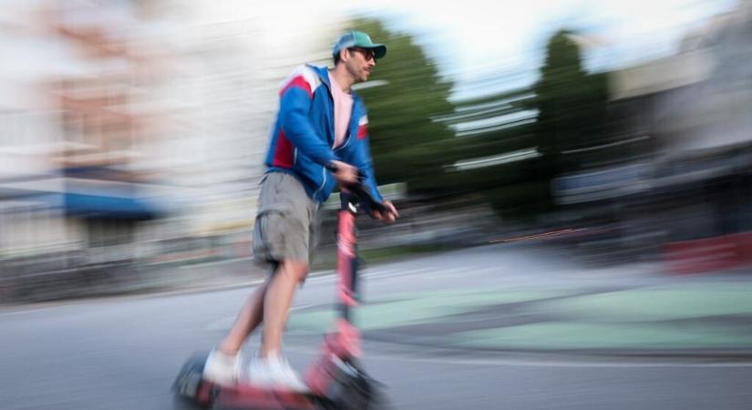 Görögországban megtiltanák, hogy 17 év alattiak elektromos rollerezzenek