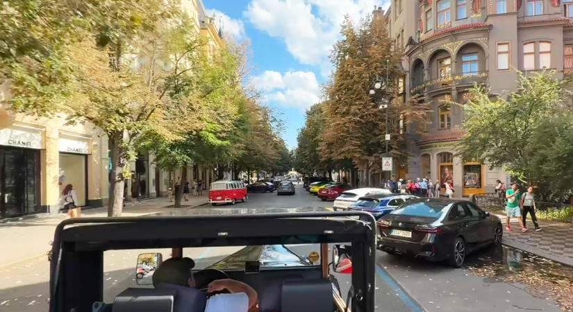 Prága varázsa négy keréken: Évszázados történelem egy nyitott vintage autóból