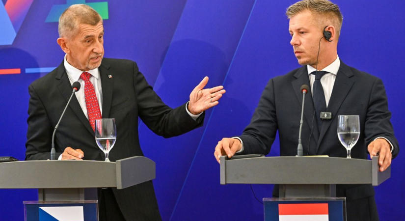 V4-csúcs, feszült pillanatok: Babis Magyar Péter mellett állva dicsérte az egekbe Orbán Viktort – "Megmentette Szlovákiát és Csehországot"