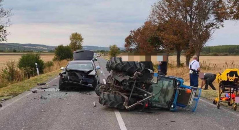 Figyelmetlen autós miatt borult fel a traktor Bátaszéknél, megsérült a sofőr