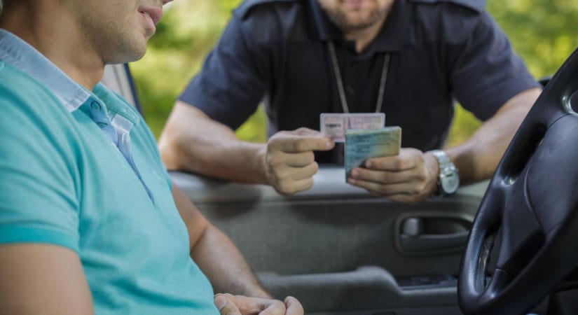 Szabálytalanul vezetett majd a büntetéskor testvére adatait diktálta be a férfi