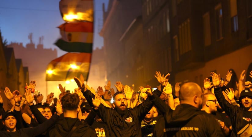 Fotókon az óriási tömeg a Puskás Aréna előtt: az emberek fáklyákkal vonulnak, egy dolgot akarnak