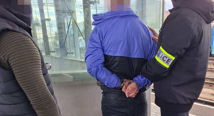 Közel 8 kilogramm drog volt a két férfi bőröndjében
