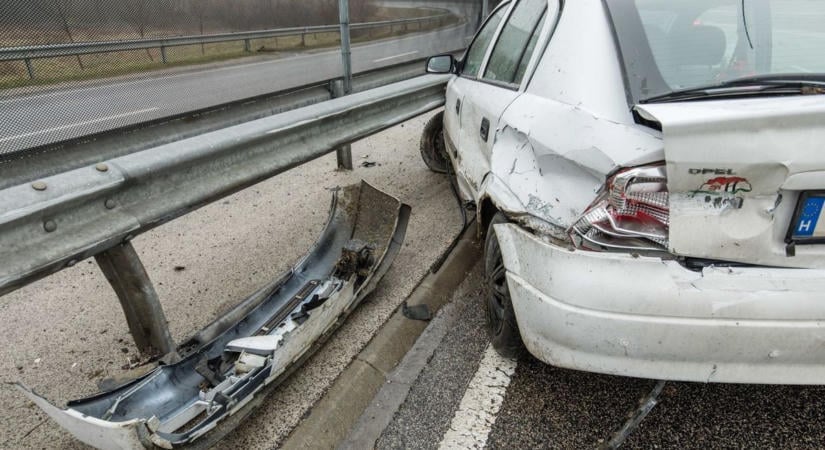 Súlyos karambol az M7-esen: feszítővágóval szabadítottak ki egy embert az autóból